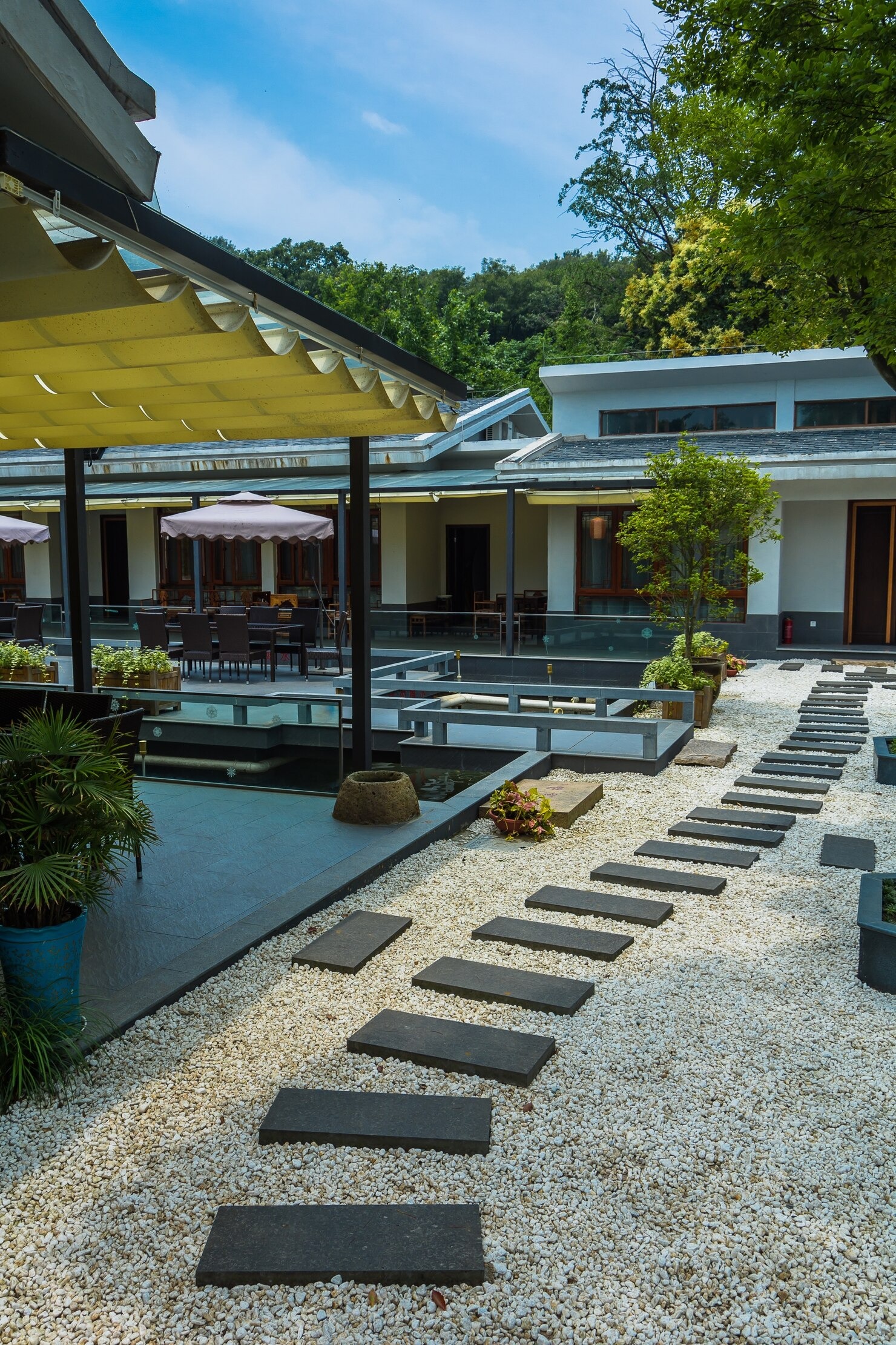 imgi_60_rural-house-with-stone-pathway_1127-311